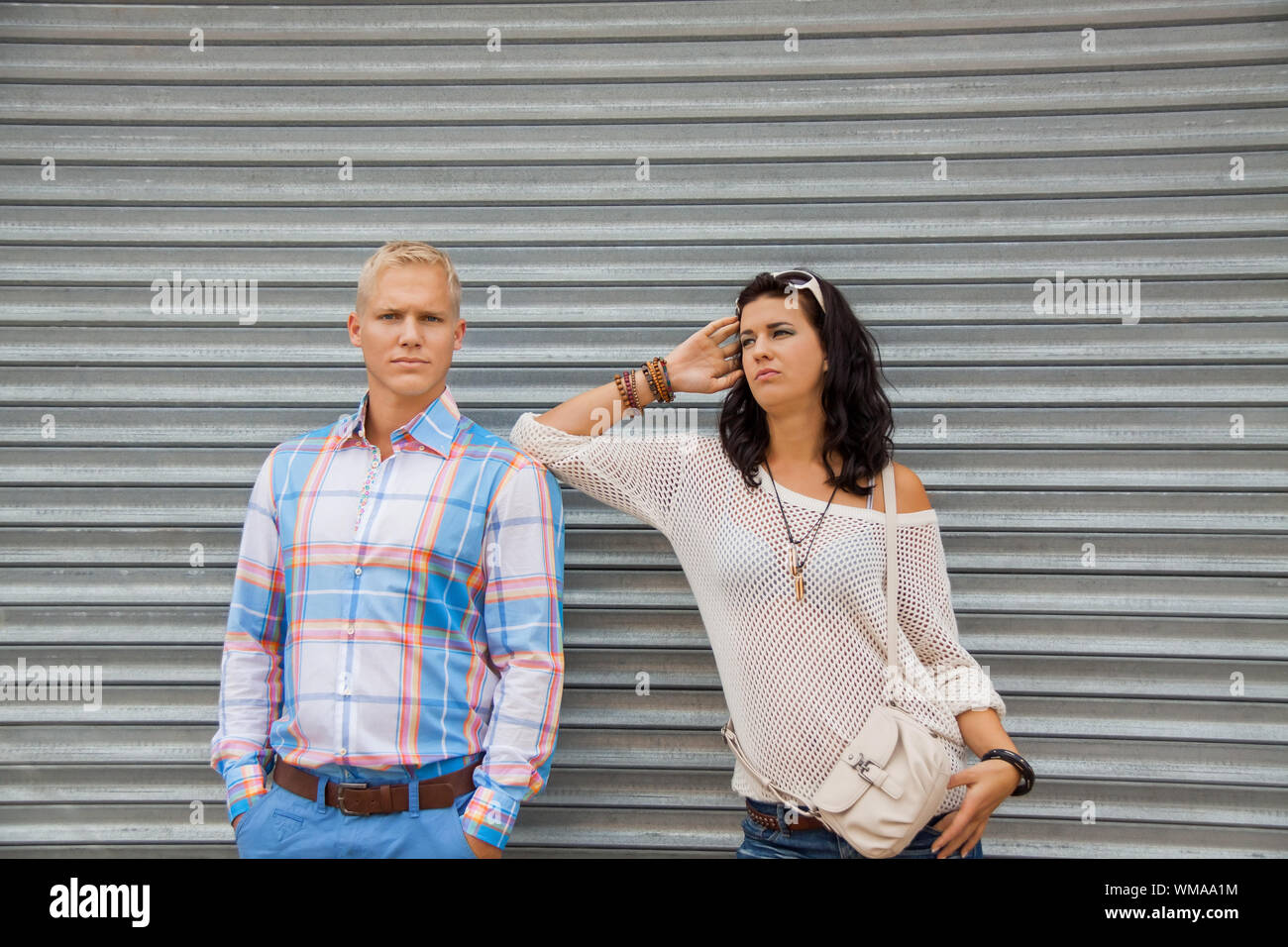 Moda giovane in posa di fronte a una porta di metallo Foto Stock