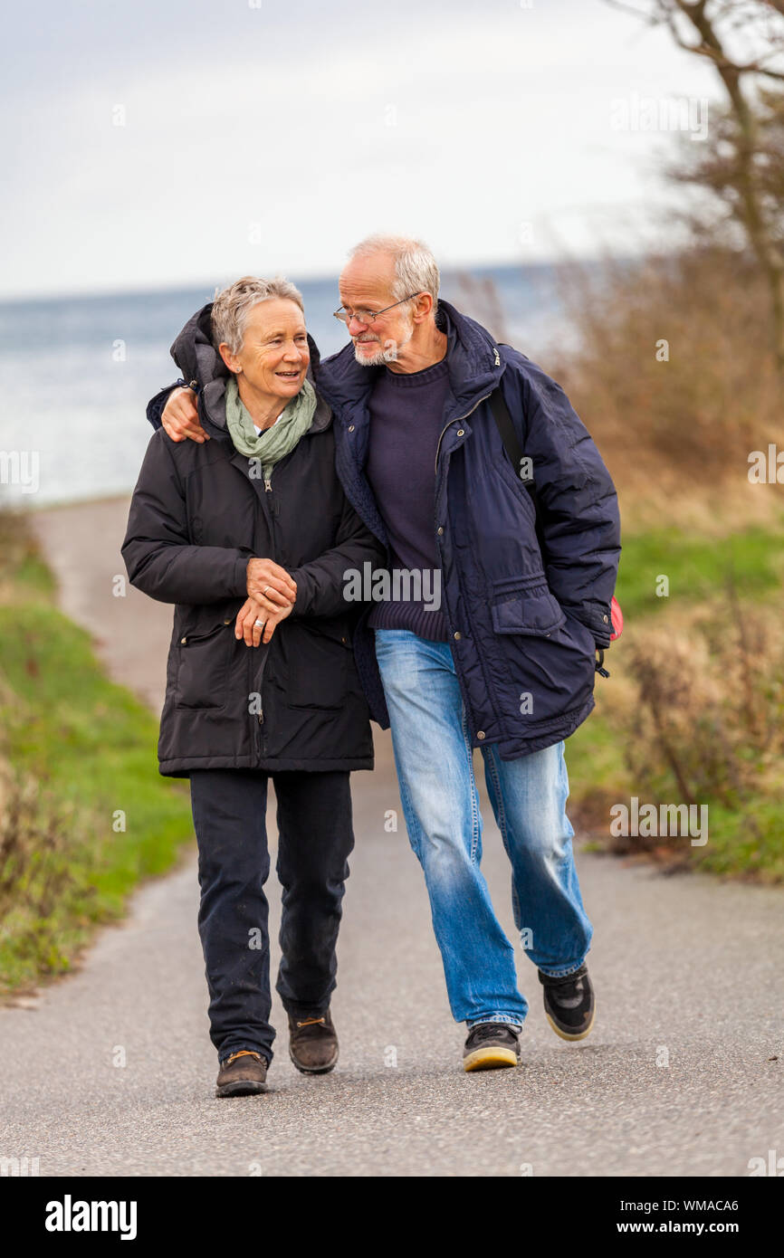 Felice Coppia matura rilassante mare baltico dune in autunno Foto Stock