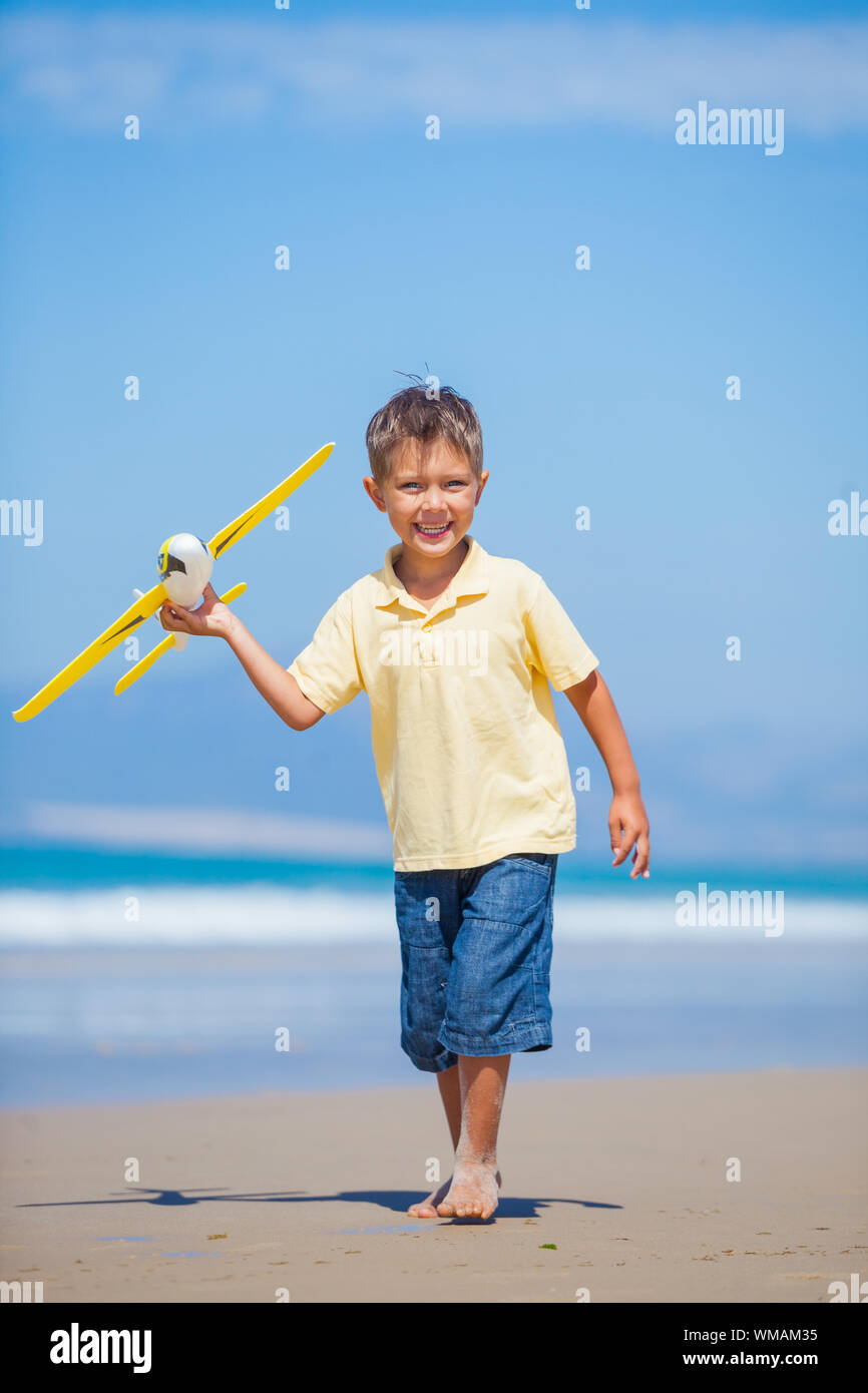 Spiaggia kid boy aquiloni costa outdoor ocean Foto Stock