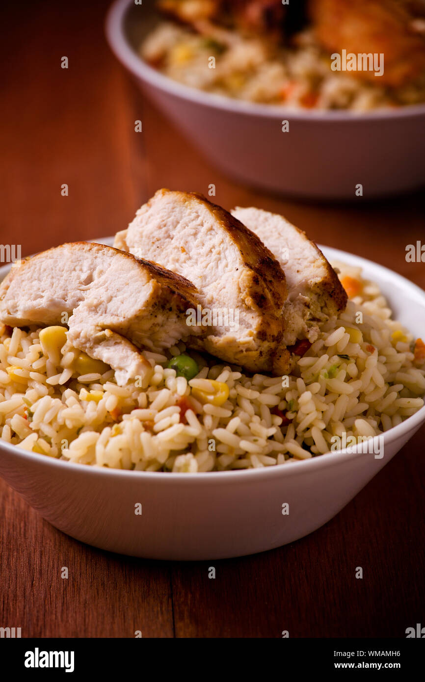 Vicino la fotografia di un pasto a base di pollo e riso con verdure Foto Stock