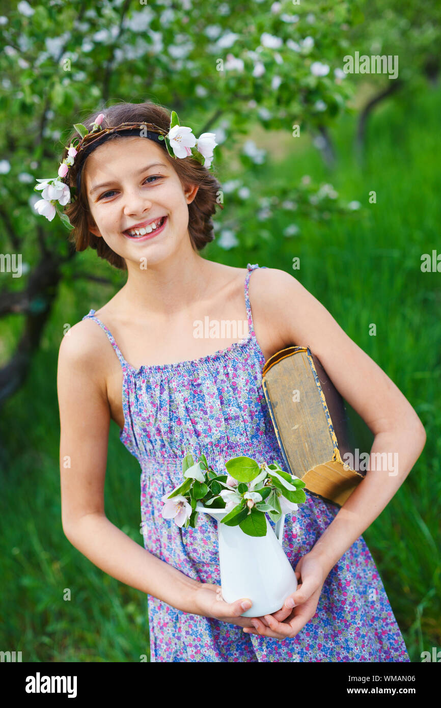 Adorabile ragazza in fioritura melo giardino sulla giornata di primavera Foto Stock