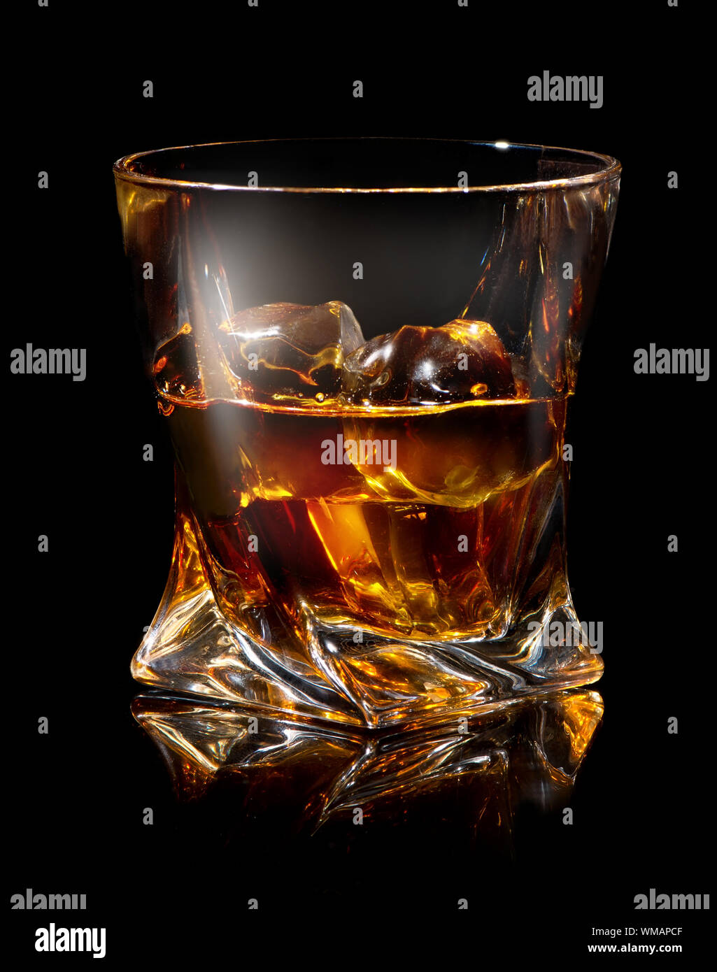 Bicchiere di whiskey con ghiaccio su sfondo nero Foto Stock