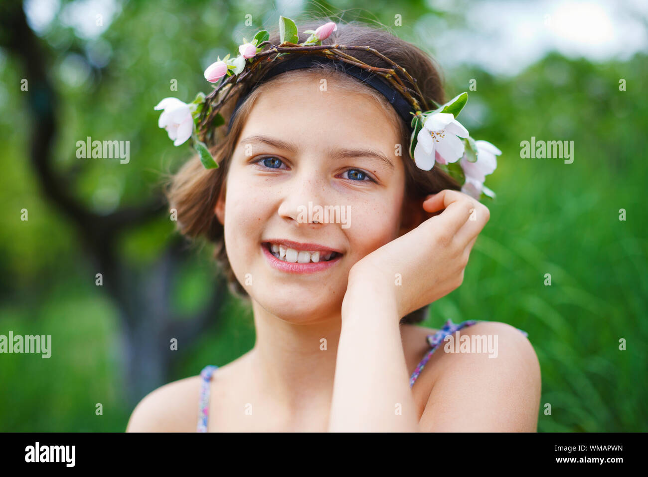 Ritratto di adorabile ragazza in fioritura melo giardino sulla giornata di primavera Foto Stock