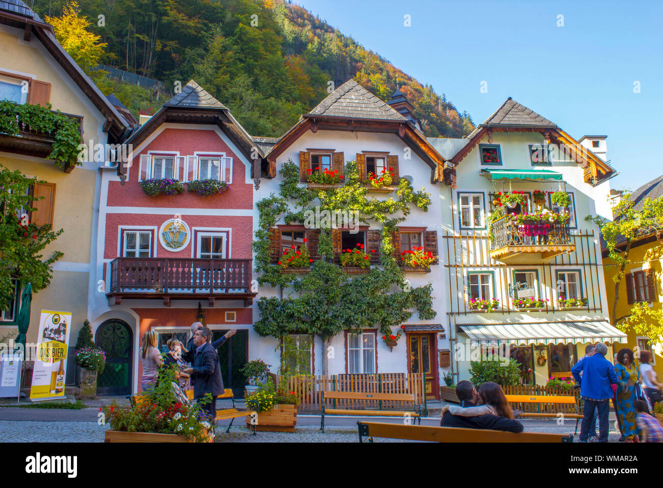 Colorata e pittoresca piazza di Hallstatt, Austria Foto Stock