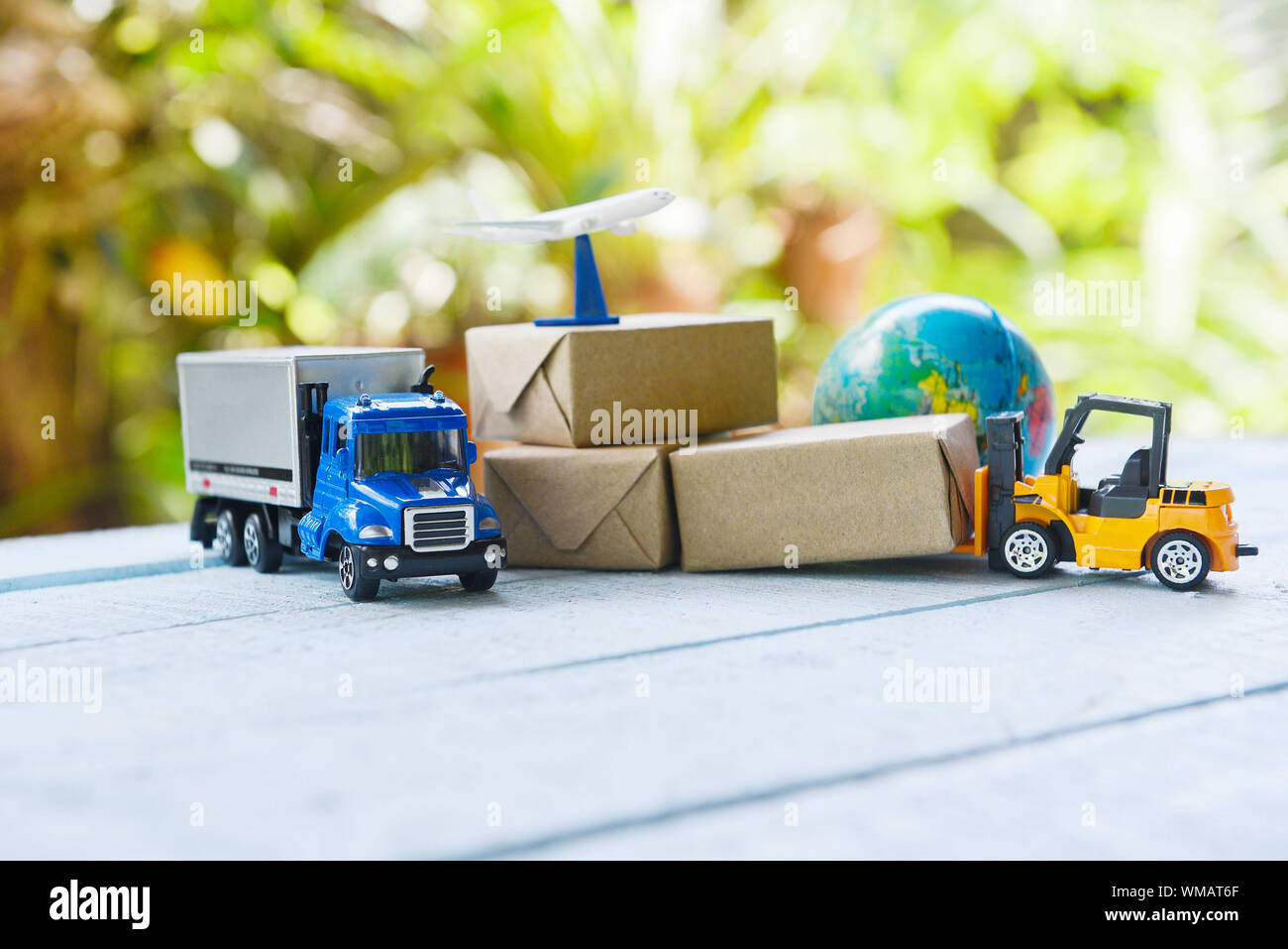 Trasporto logistico import export servizio di spedizione ai clienti di ordinare le cose da via internet spedizione internazionale on-line concept corriere aereo cargo pl Foto Stock