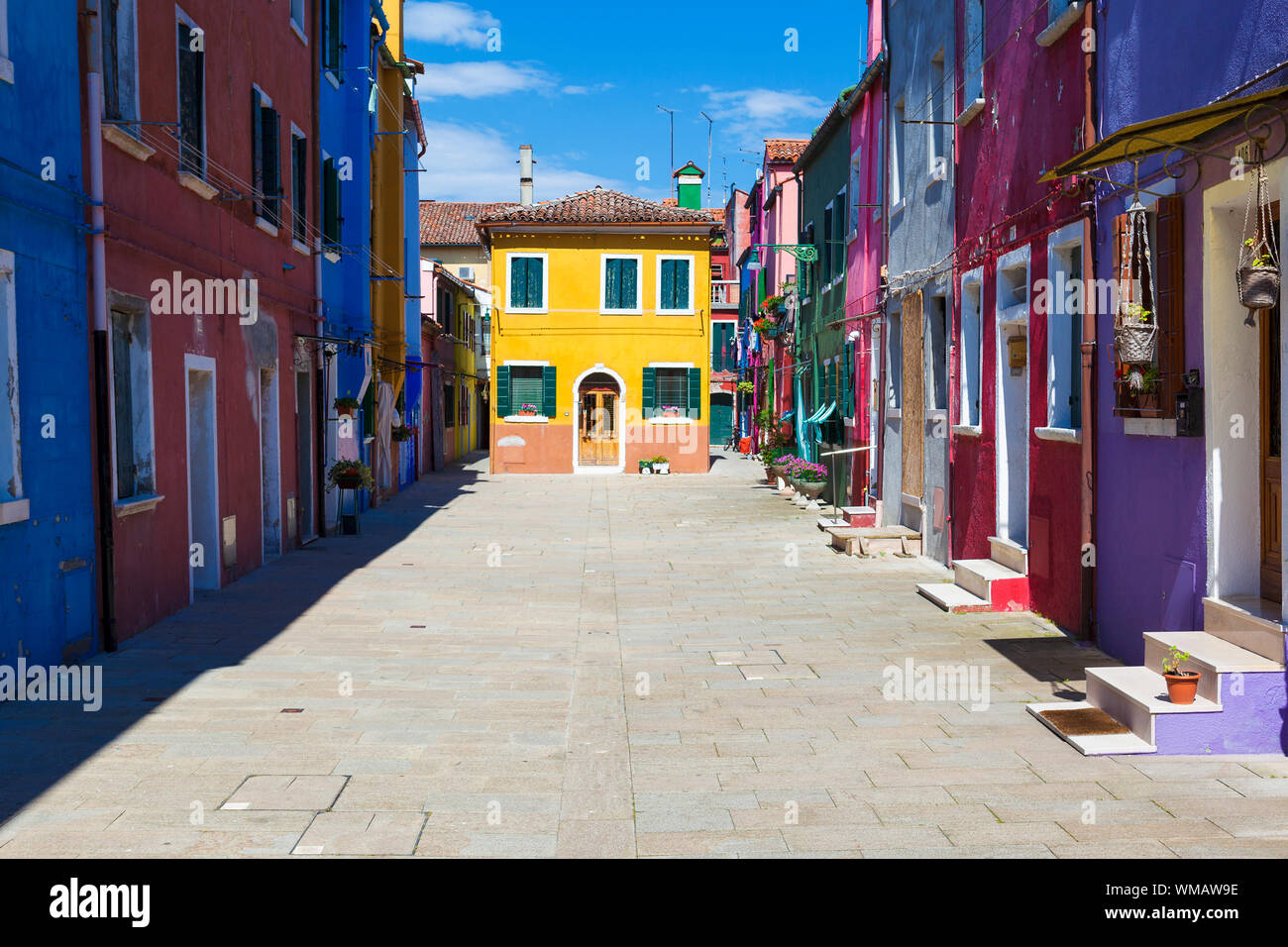 Bella strada di Burano, vicino a Venezia, Italia Foto Stock