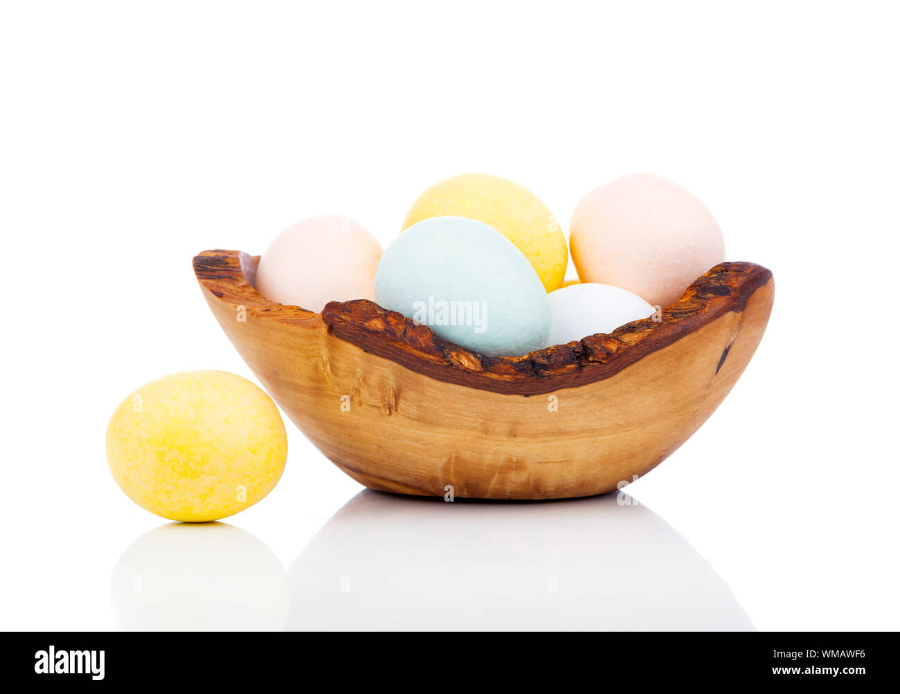 Uova di Pasqua nel recipiente di legno, isolato su sfondo bianco Foto Stock