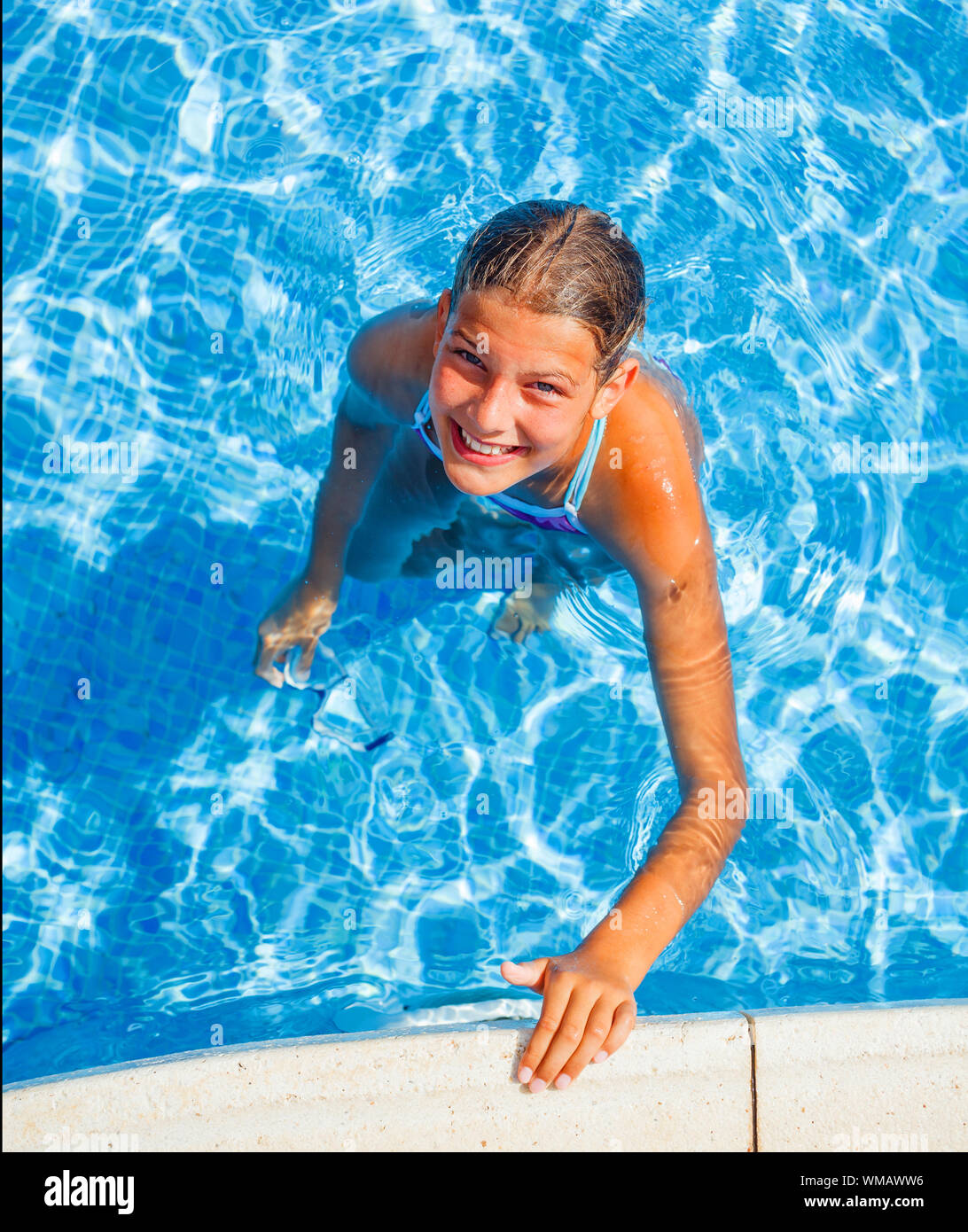 Carino felice giovane ragazza nuoto e snorking in piscina Foto Stock