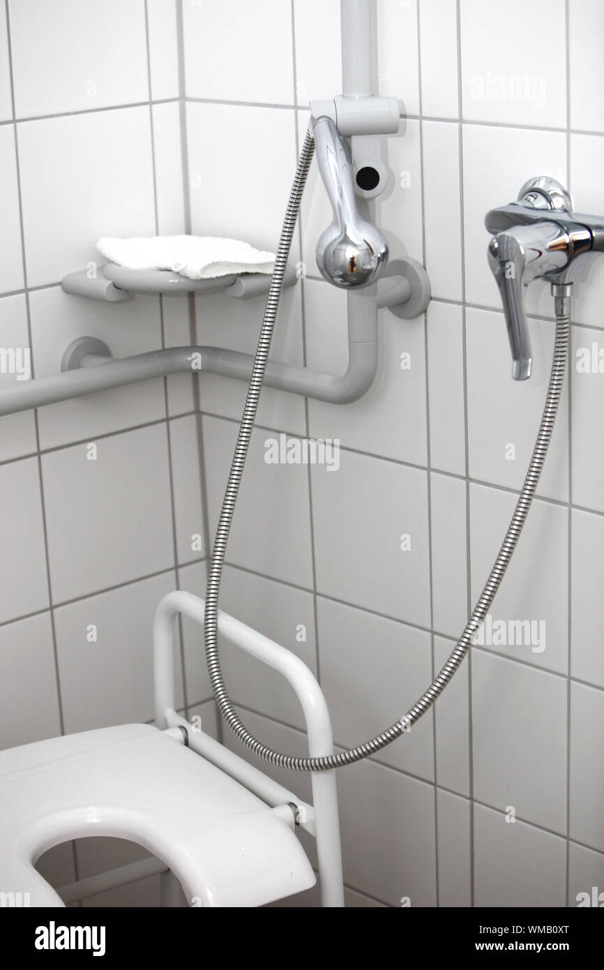 Bagno Per Disabili Con Doccia Foto Stock Alamy
