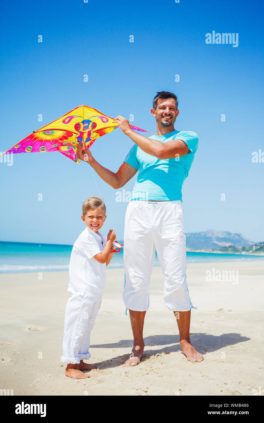 Vacanze estive - Molto carino ragazzo con sua madre battenti kite beach all'aperto. Foto Stock