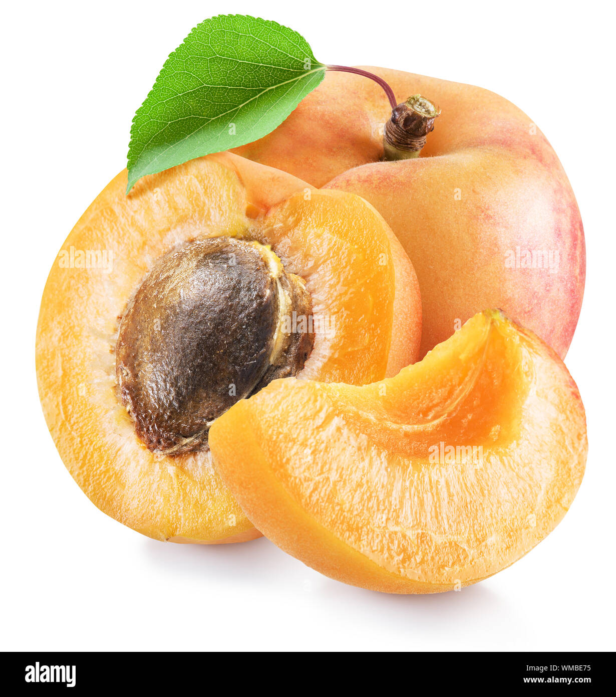 Albicocche mature e frutti Albicocche tagliate a metà. I tracciati di ritaglio per ciascun elemento. Foto Stock