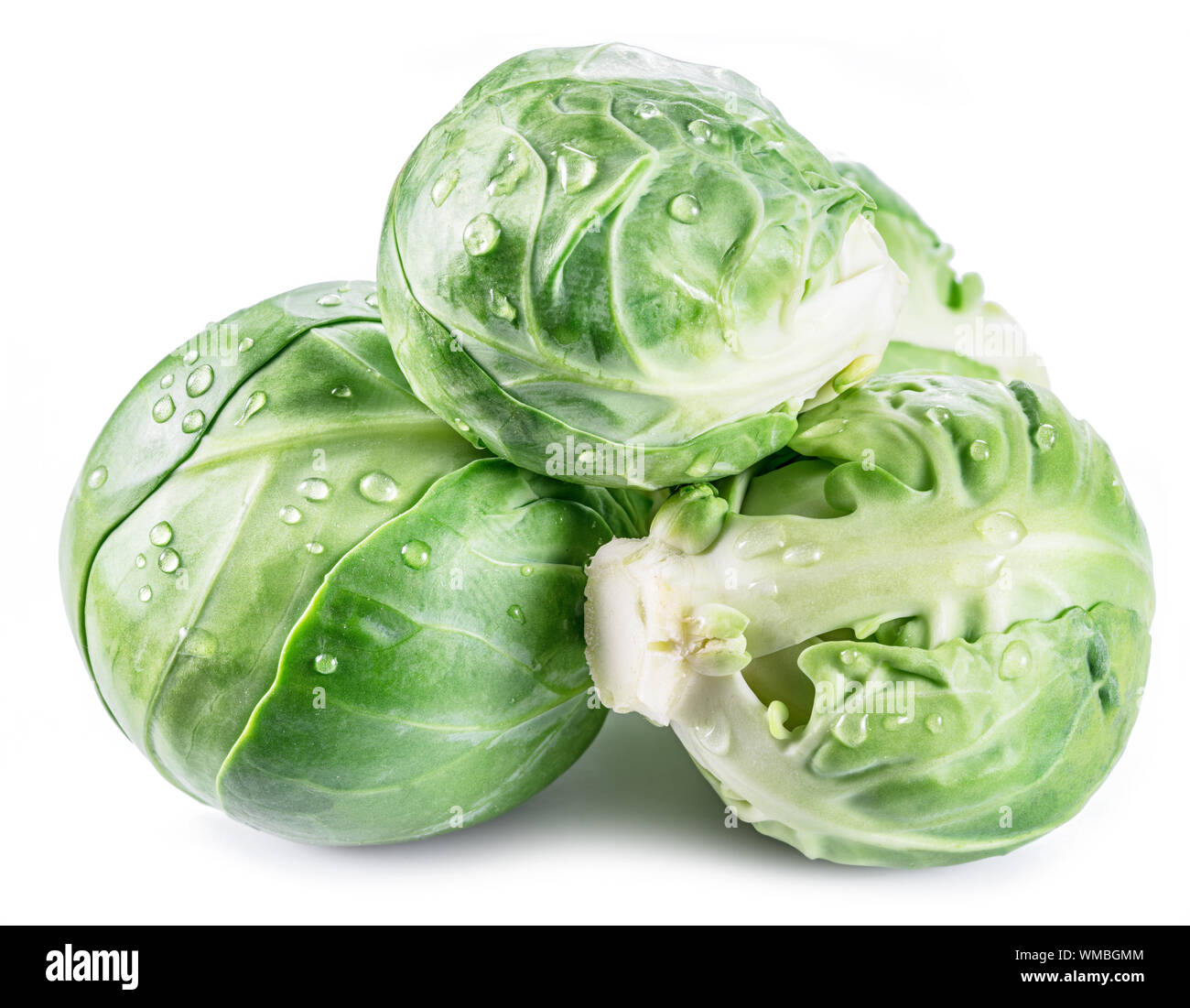 Green i cavoletti di Bruxelles con acqua scende su di loro isolati su sfondo bianco. Foto Stock