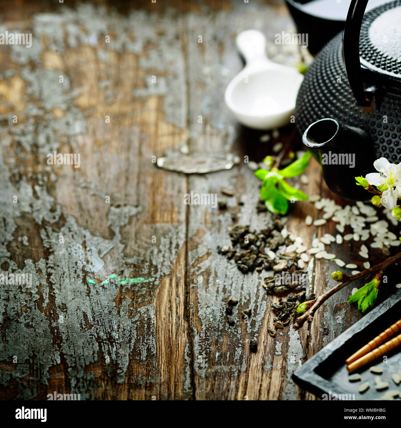 Tè cinese,set di bacchette e sakura ramo su tavola in legno rustico Foto Stock