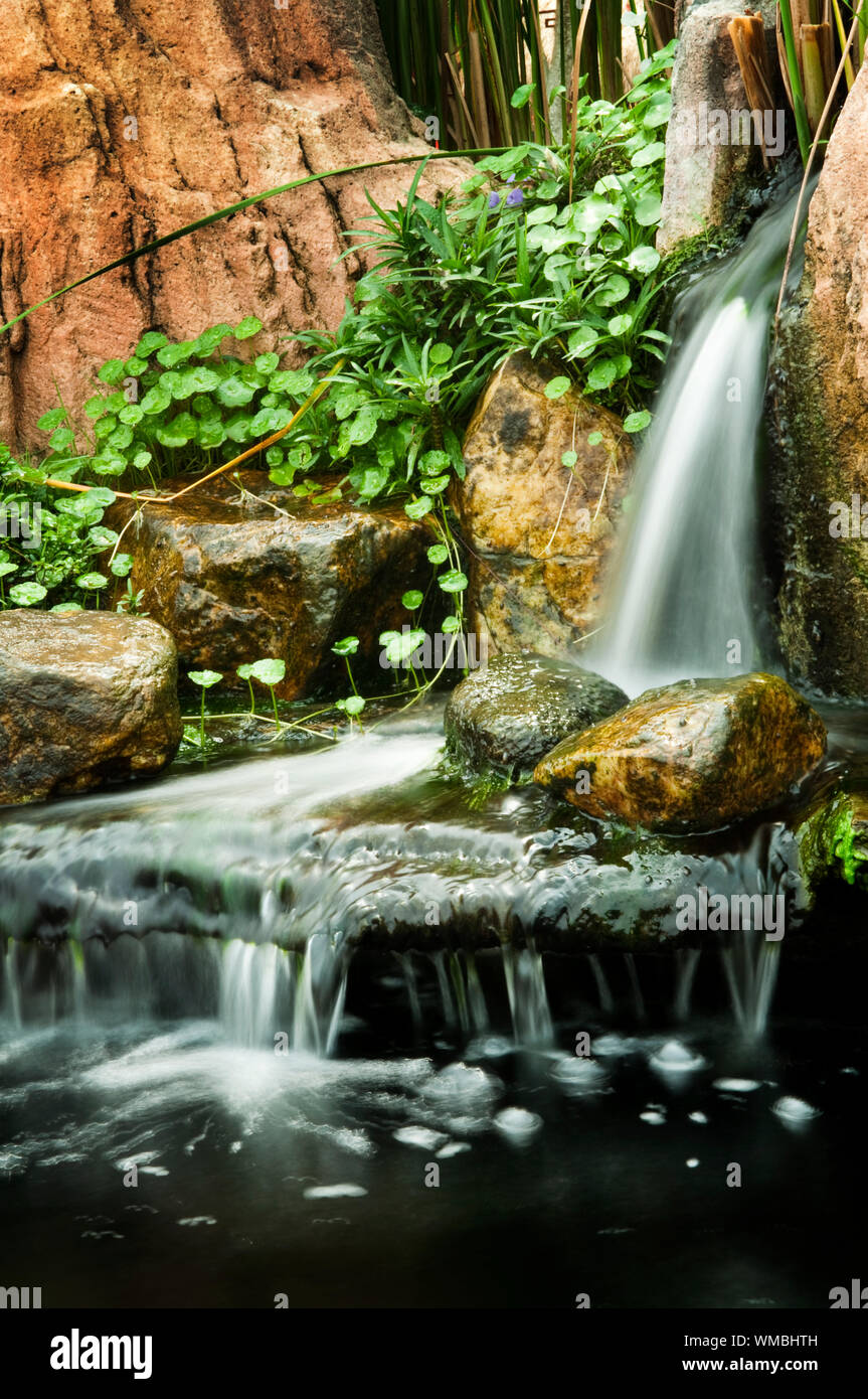 Zen giapponese Giardino di Roccia cascate in slow shutter Foto stock - Alamy