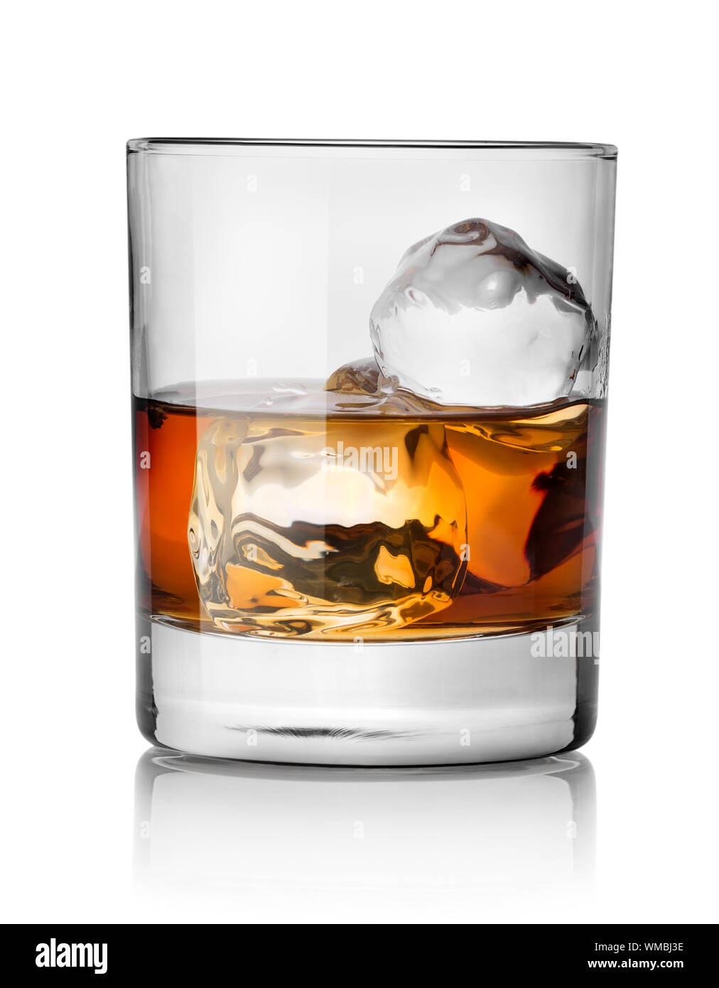 Bicchiere di whiskey con ghiaccio isolato su bianco Foto Stock