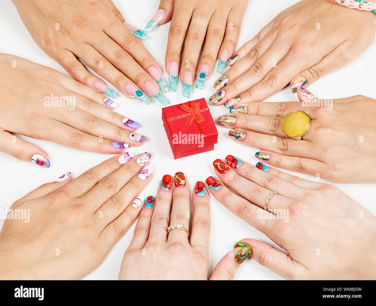 Mani femminili con varie arti unghie Foto Stock