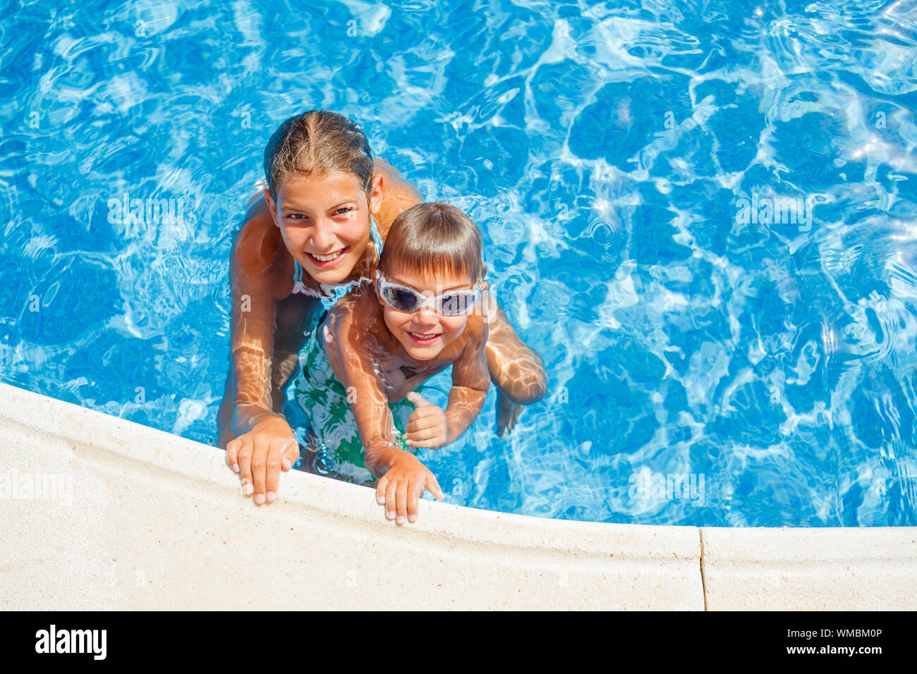Felice di nuoto per bambini e snorking in piscina Foto Stock