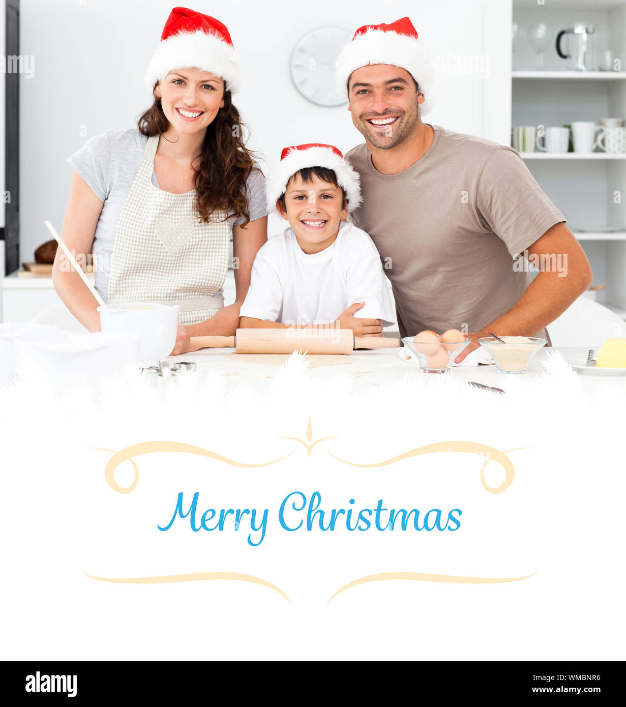 Ritratto di una famiglia felice la preparazione di biscotti di Natale contro il confine Foto Stock