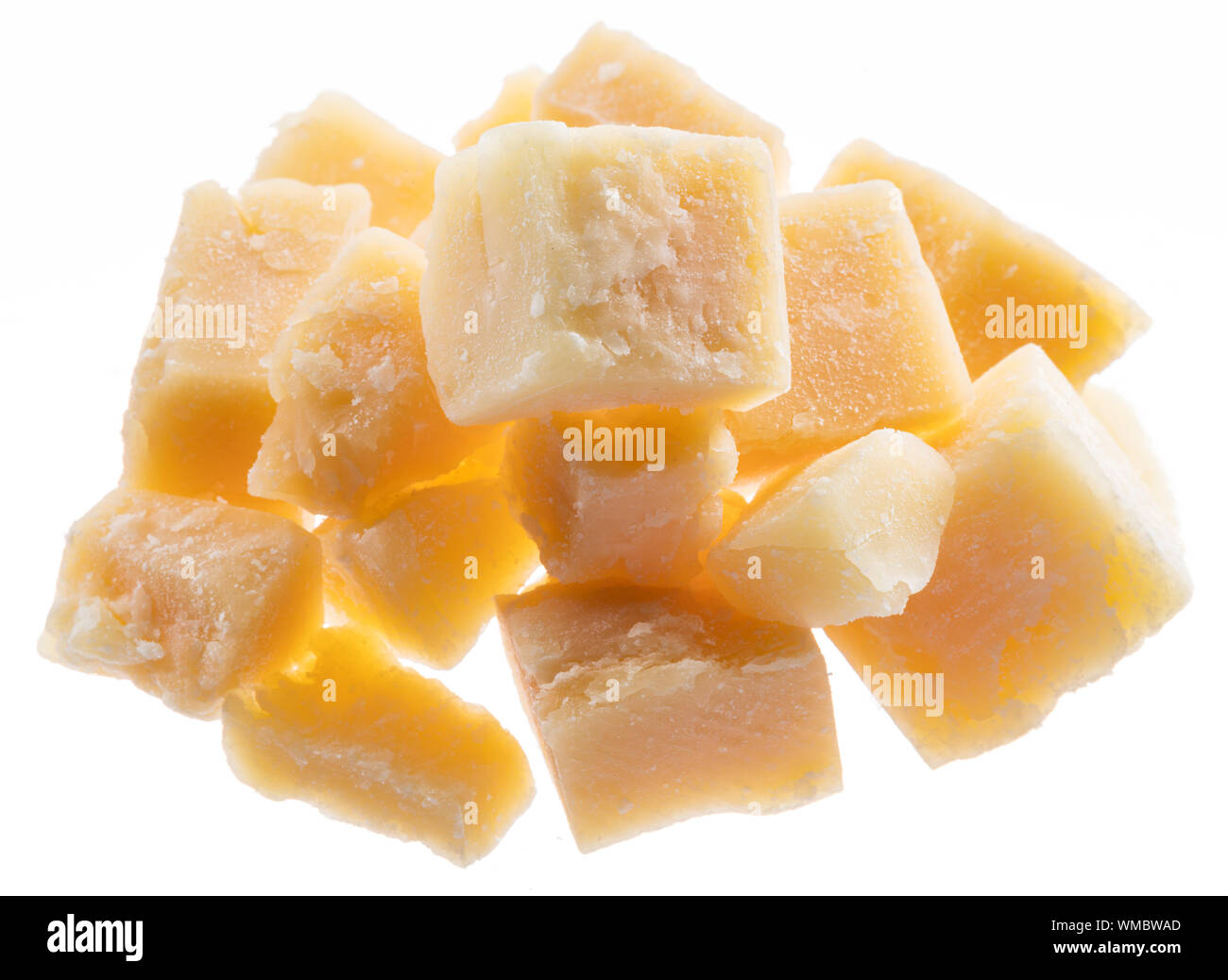 Il formaggio parmigiano reggiano cubetti isolati su sfondo bianco Foto  stock - Alamy