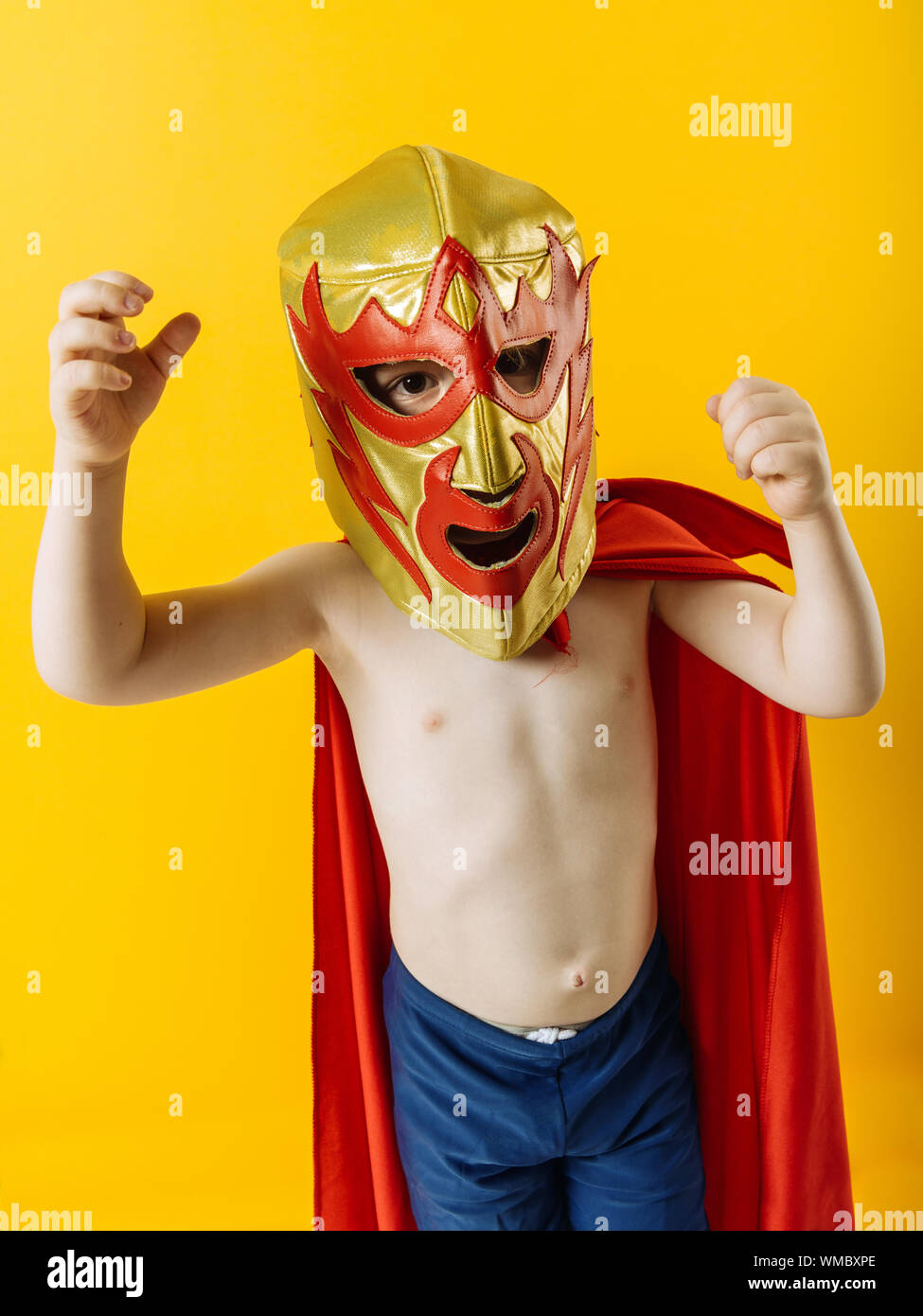 Fotografia di un 4 anno-vecchio vestito come un lottatore messicano Luchador o. Foto Stock