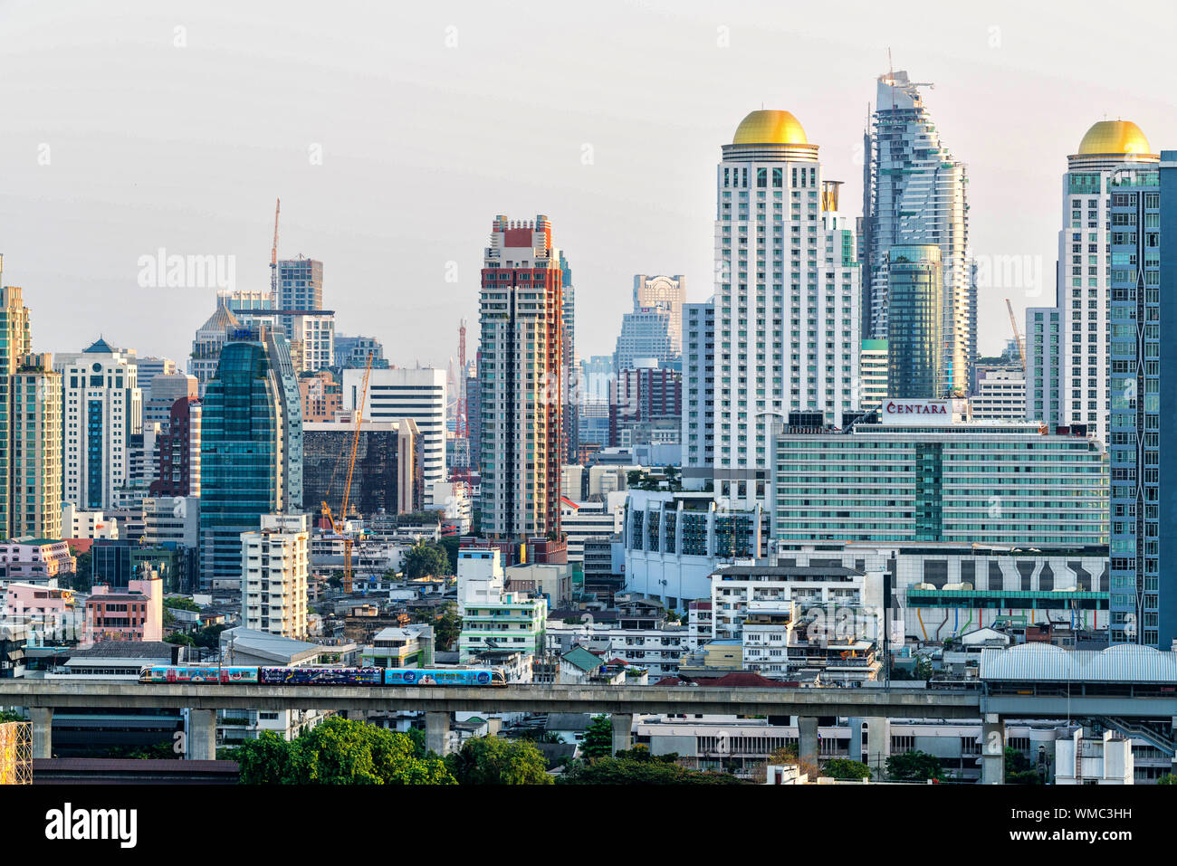 Sukhumvit Bangkok, Thailandia - grattacieli e lo Skytrain BTS Foto Stock