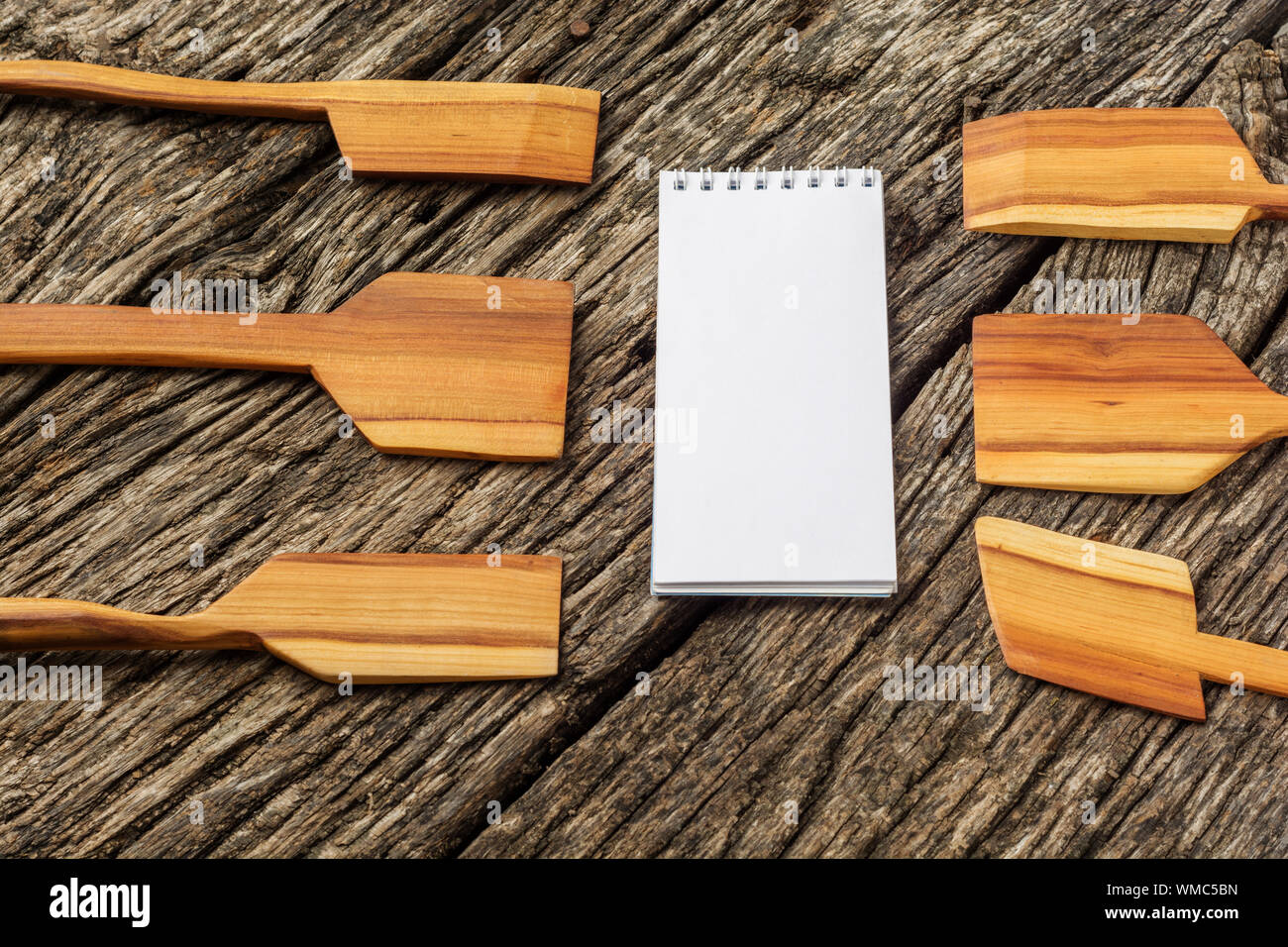 Ricetta blocco note con utensili da cucina su vecchio sfondo di legno. Foto Stock