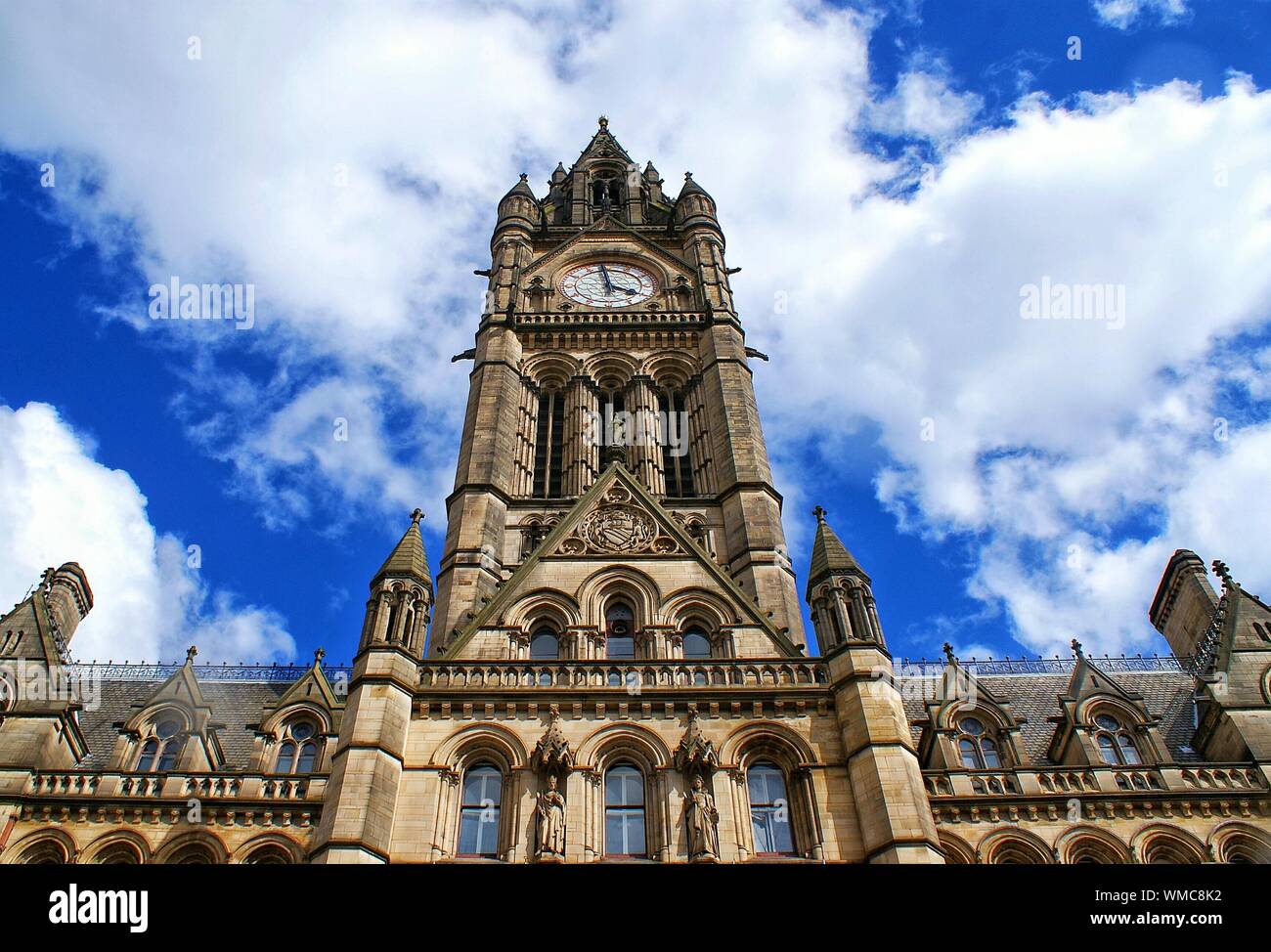 Basso angolo vista di Manchester Town Hall contro Sky Foto Stock