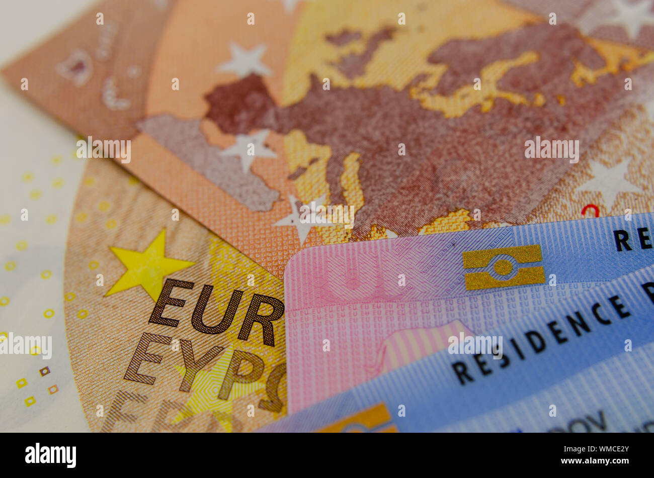 Regno Unito i caratteri biometrici Permesso di Soggiorno schede e una mappa della UE sulla banconota in Euro. Foto di concetto per l'immigrazione. Foto Stock