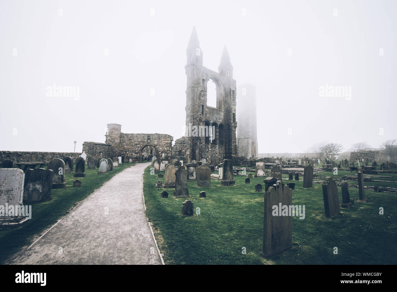 Sentiero fra il cimitero che conducono verso la vecchia St Andrews Cathedral Foto Stock