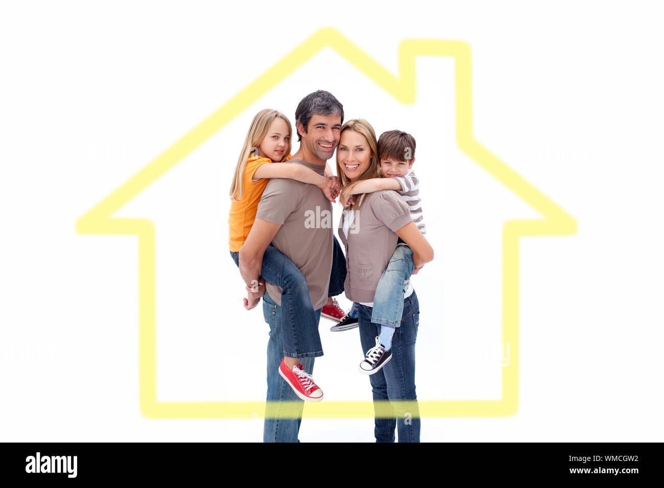 Famiglia dando i bambini piggyback ride contro il contorno della casa Foto Stock