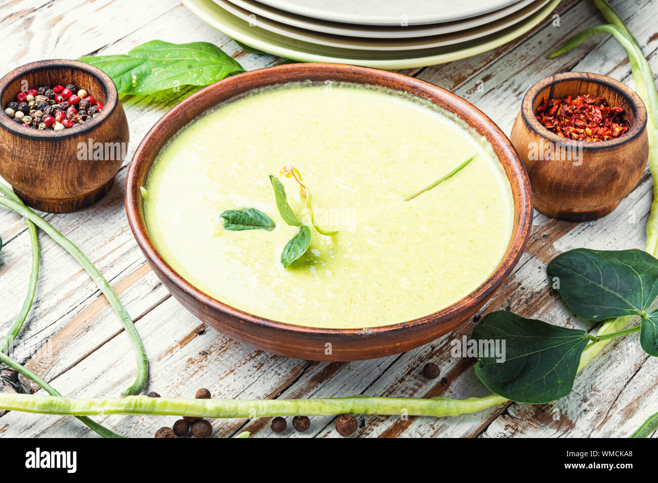 Gli asparagi verdi zuppa di fagioli.zuppa di verdure.Estate cibo.la dieta alimentare. Foto Stock