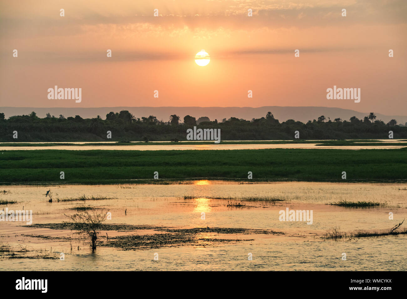 Bellissimo tramonto sul fiume Nilo in Egitto Foto Stock