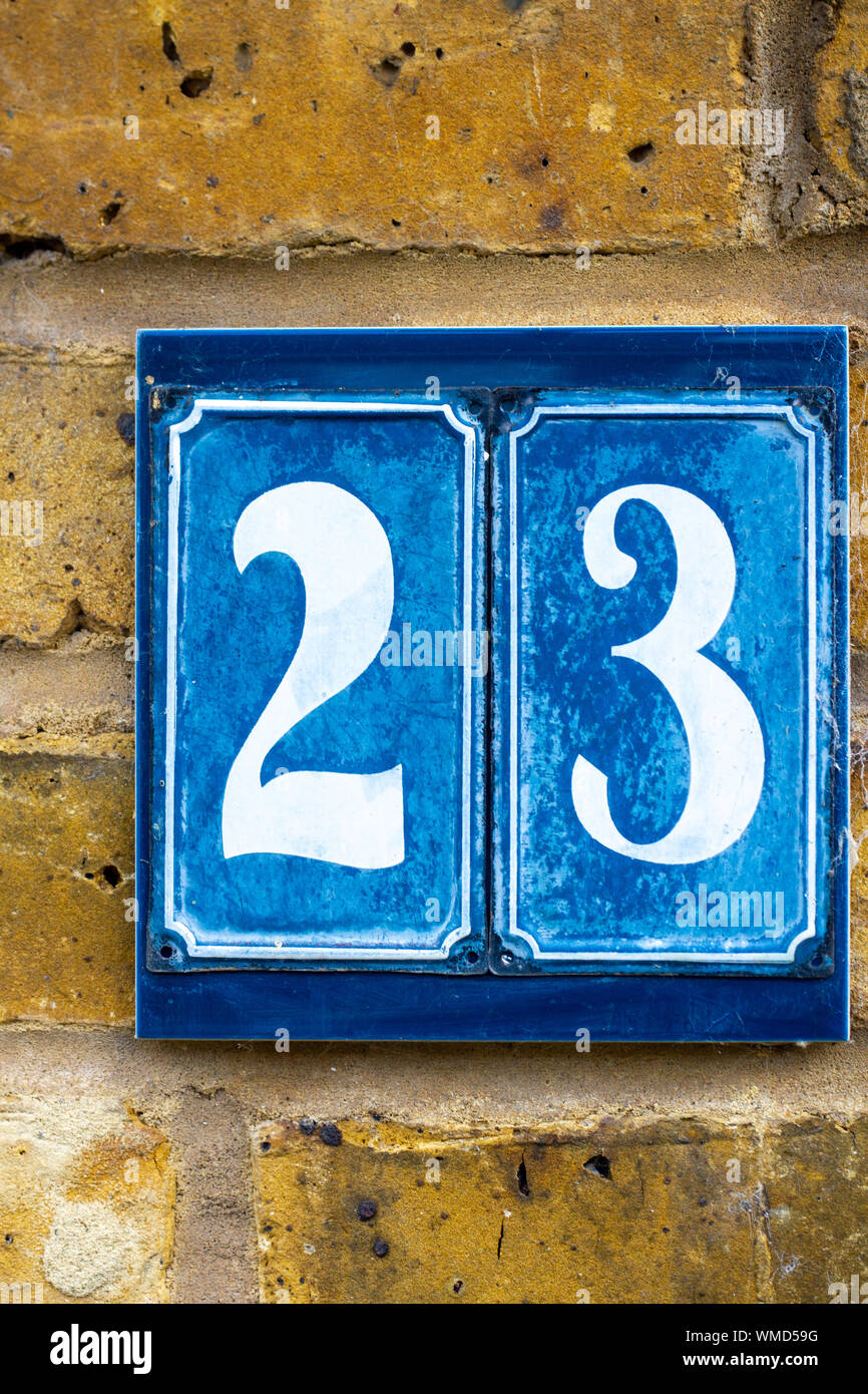 Il numero civico 23 in piastrelle blu Foto Stock