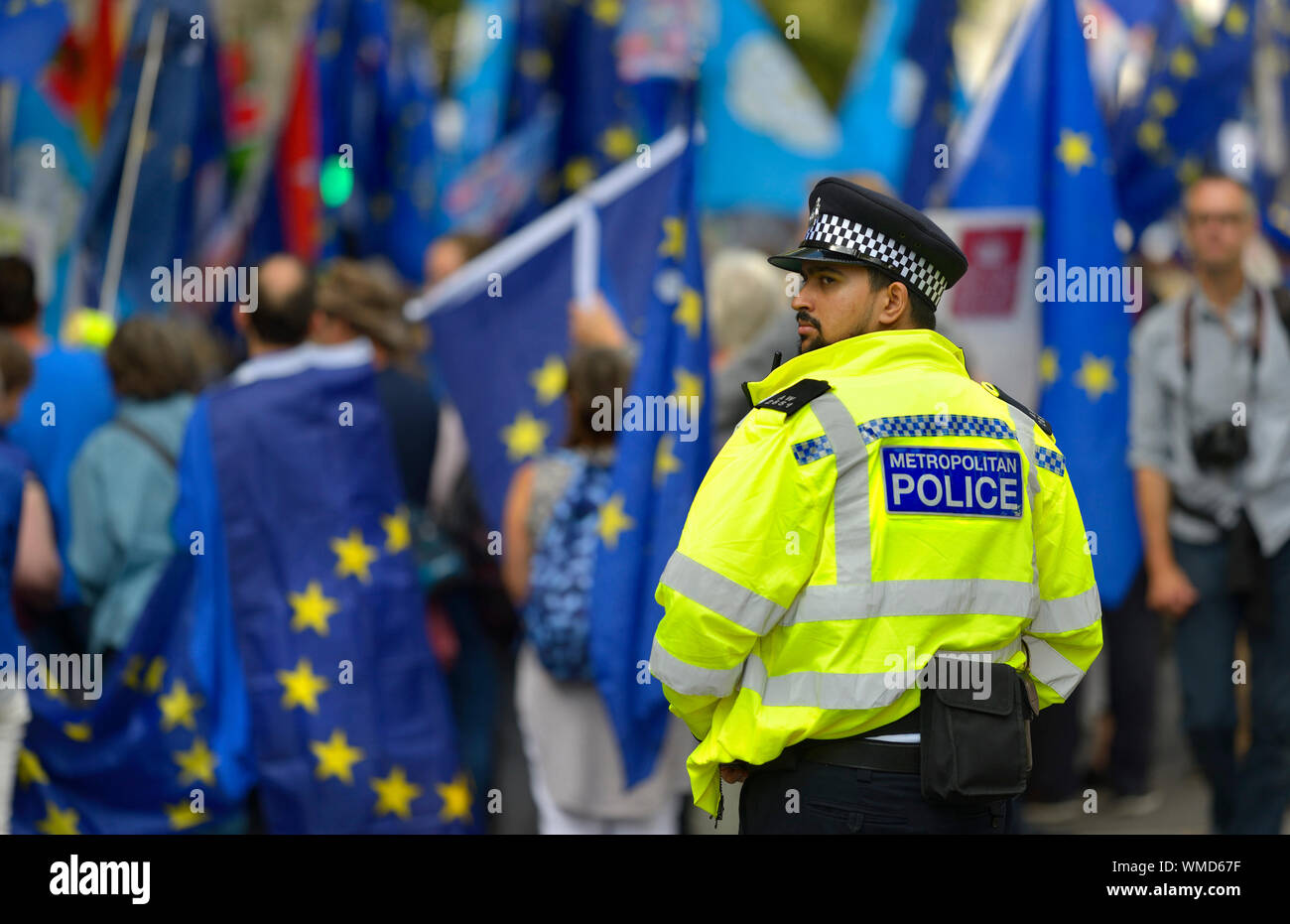 Londra, Inghilterra, Regno Unito. Asian funzionario di polizia a un anti-Brexit nel rally di Whitehall, Settembre 2019 Foto Stock