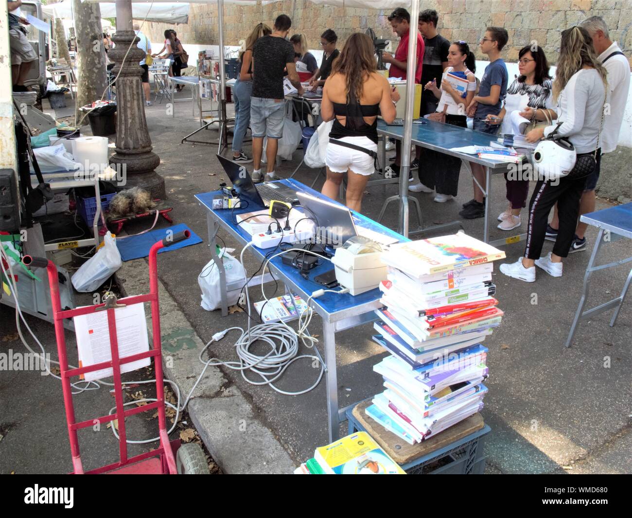 Un nuovo anno scolastico inizia.genitori e figli alla ricerca di libri usati per acquistare Foto Stock