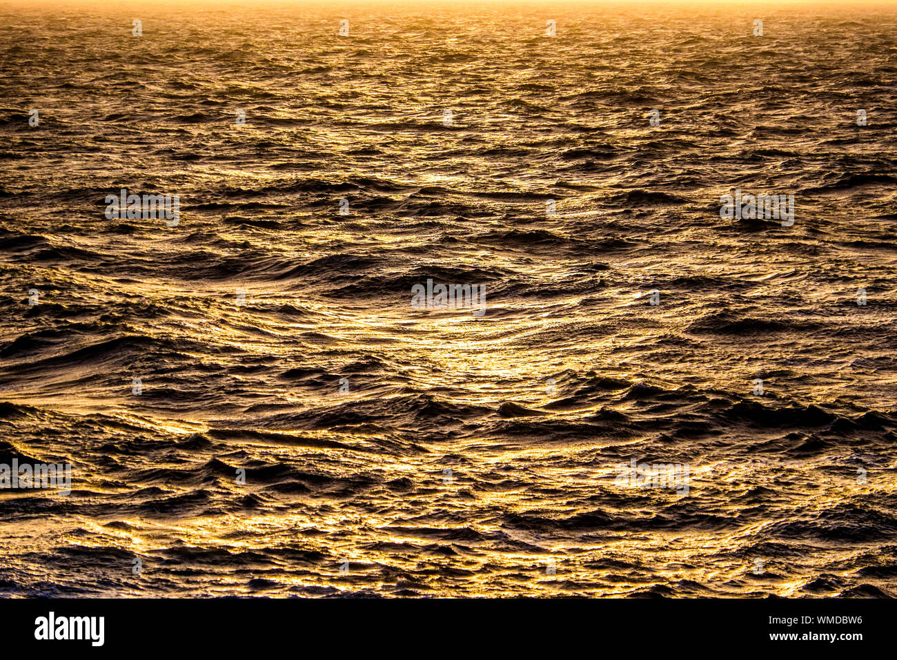 Mare irrequieto al tramonto al largo della costa atlantica del Marocco Foto Stock