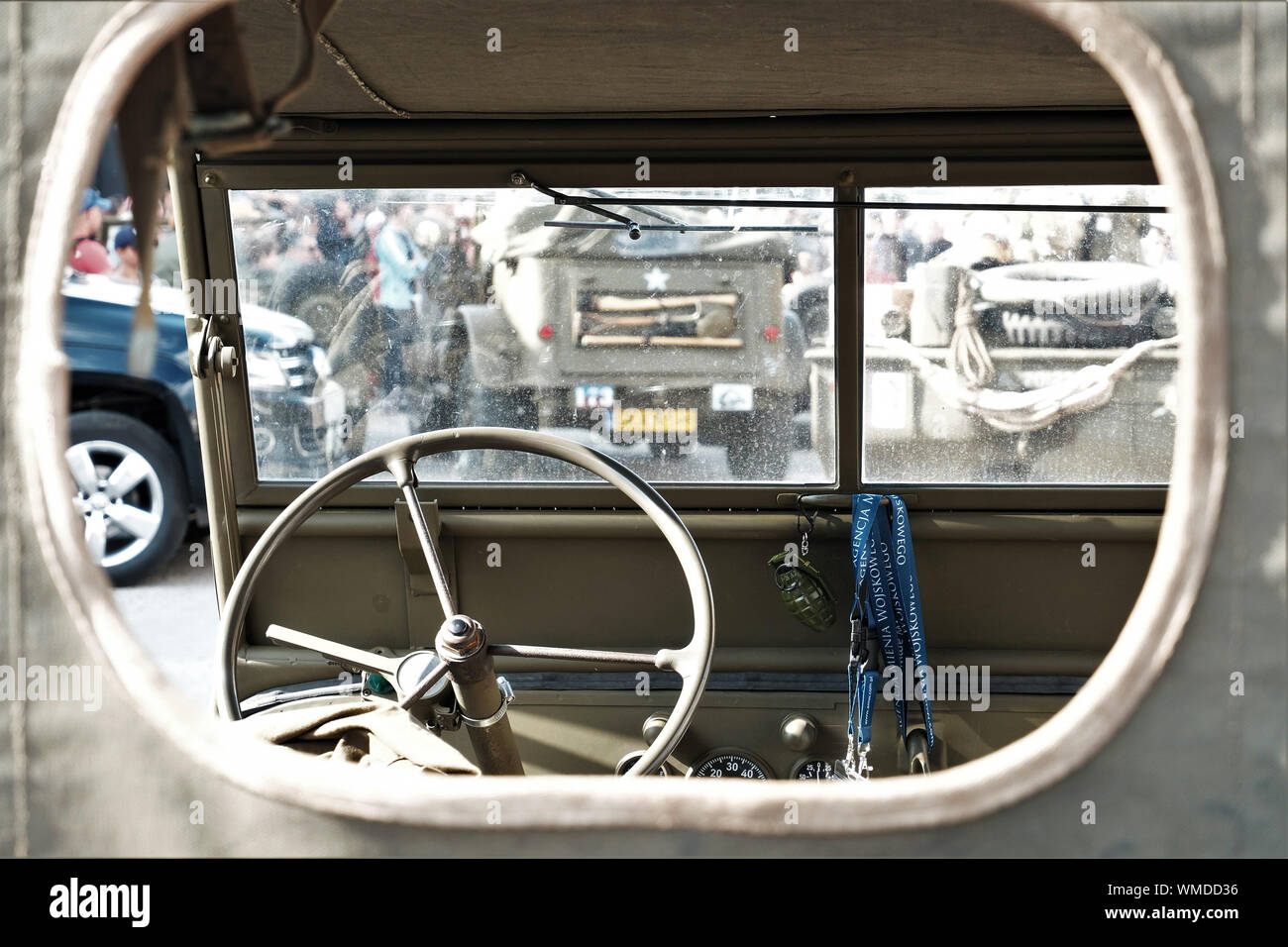 Guardando attraverso il finestrino posteriore di antichi wormilitary auto dalla seconda guerra mondiale al cruscotto e volante durante una rievocazione festival Foto Stock