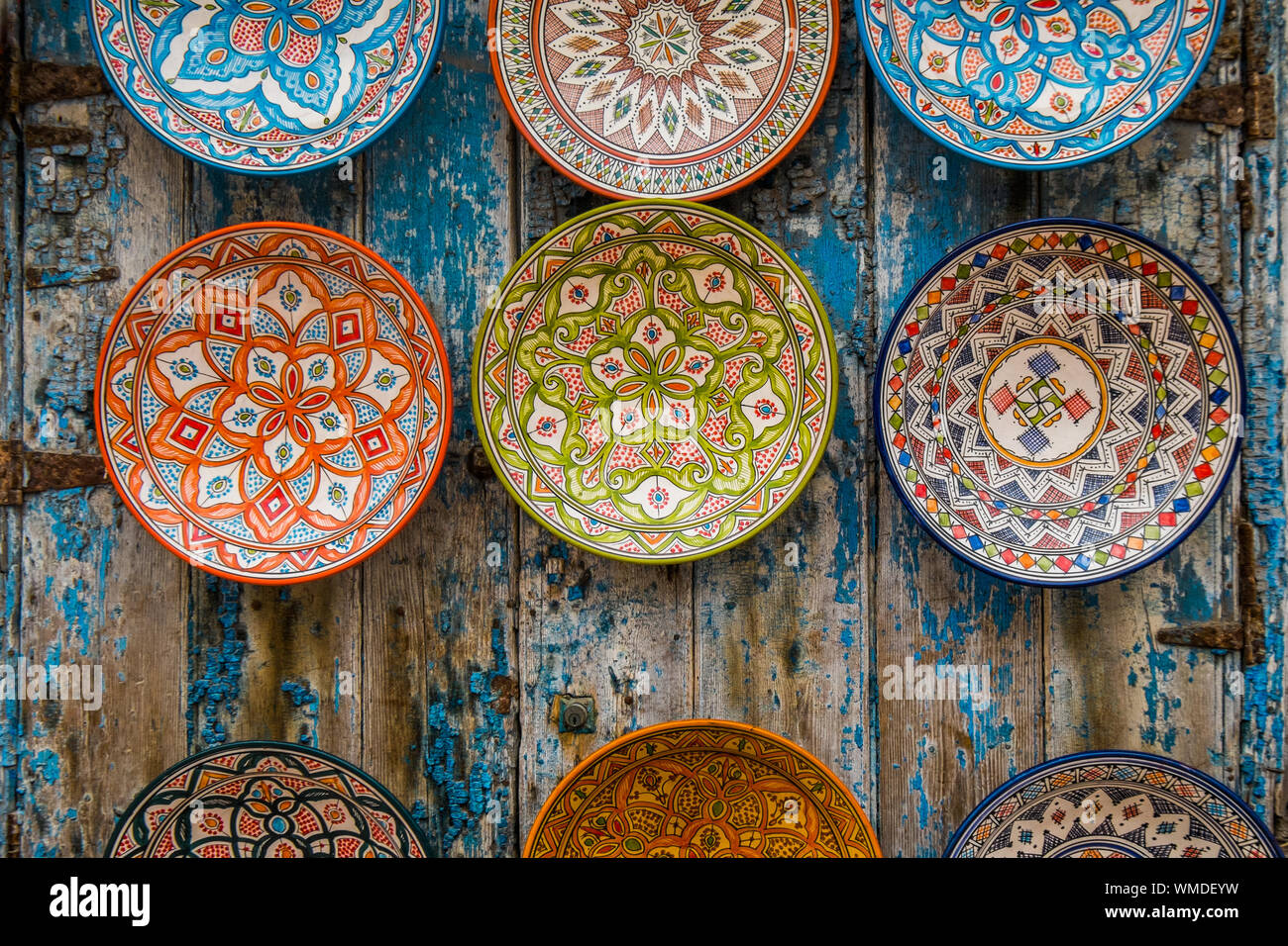 Decorative piatti marocchini in vendita nel souk ,Marocco Foto Stock