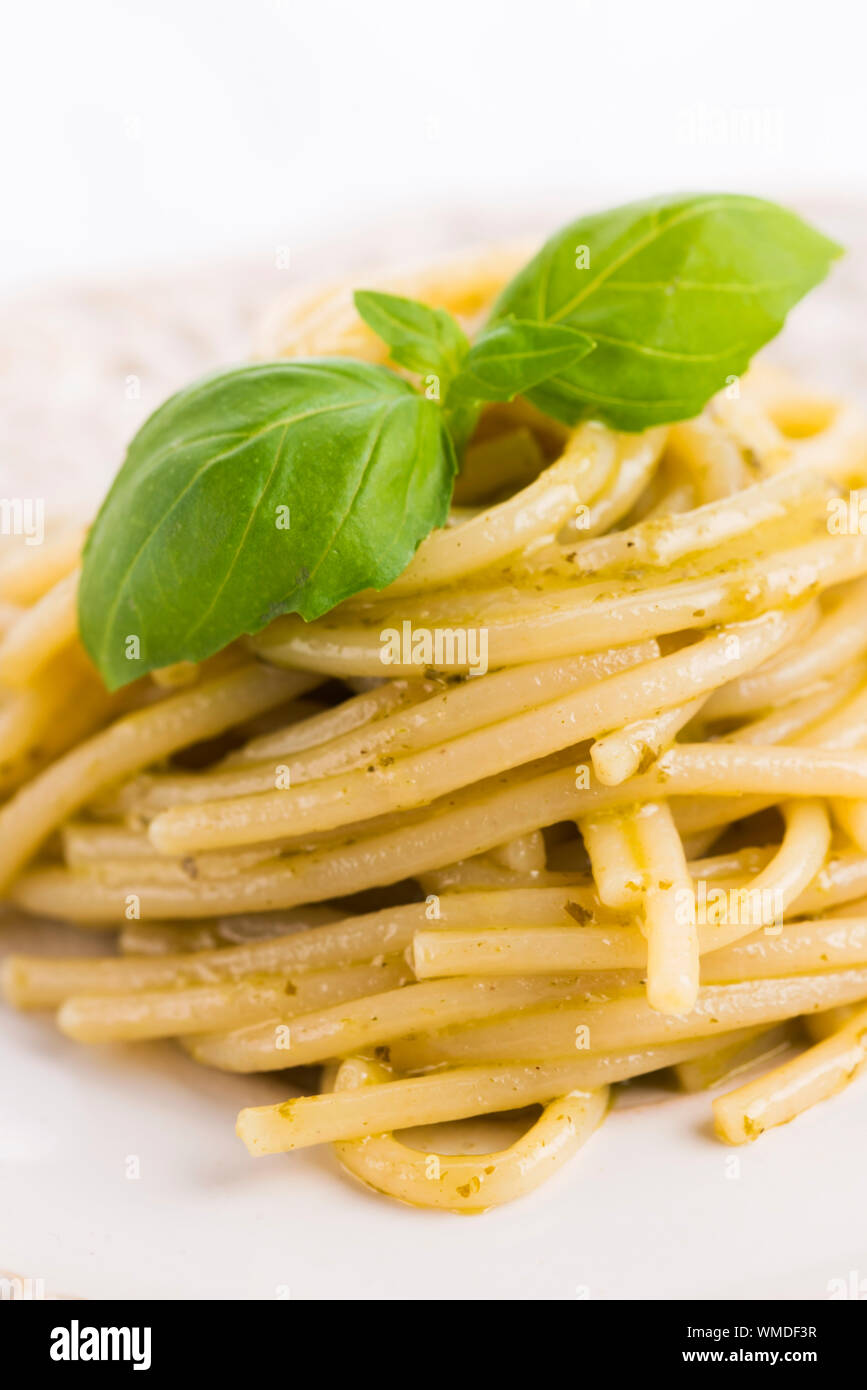 La pasta italiana spaghetti con il pesto e foglia di basilico Foto Stock