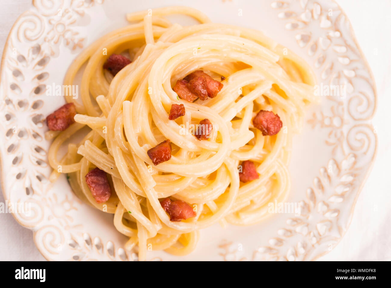 Spaghetti alla carbonara, un tipico piatto italiano Foto Stock