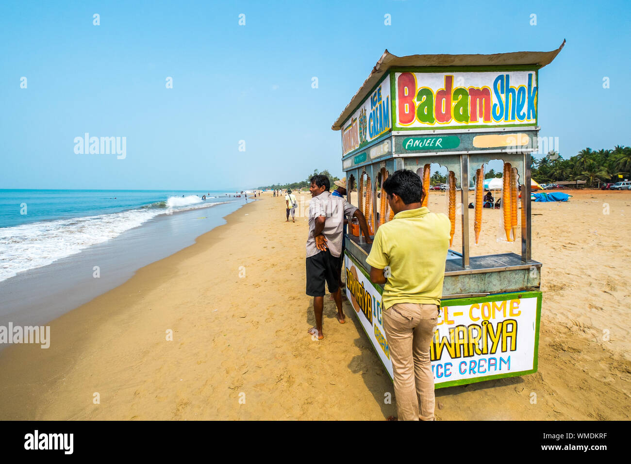Ice Cream vendor sulla spiaggia di Gokarna, India Foto Stock