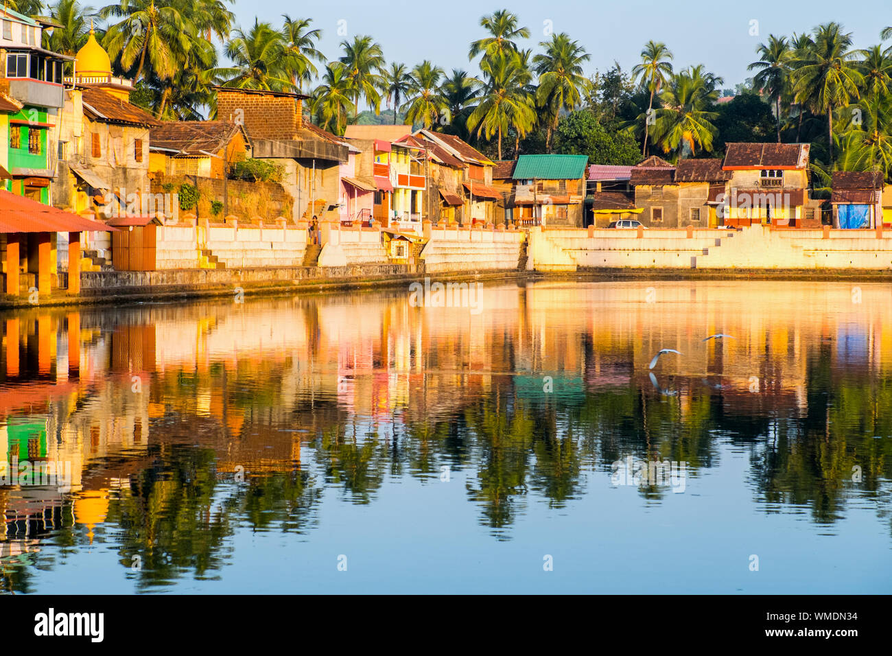 Gli edifici si riflette nel lago sacro a Gokarna, India Foto Stock