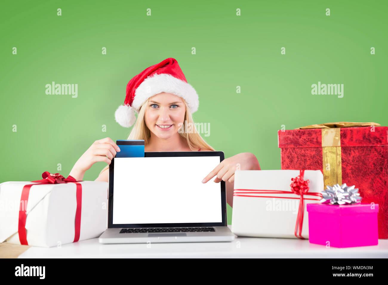La donna rivolta verso lo schermo del notebook contro immagine composita della foresta di abeti Foto Stock