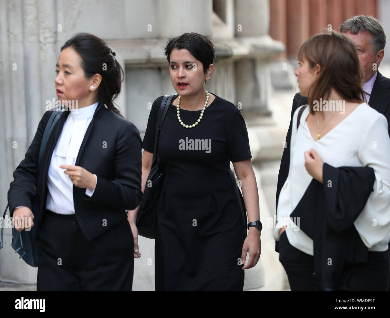 La baronessa Shami Chakrabarti (centro) arriva presso il Royal Courts of Justice di Londra per un controllo giurisdizionale udienza nella decisione di prorogue Parlamento. Foto Stock