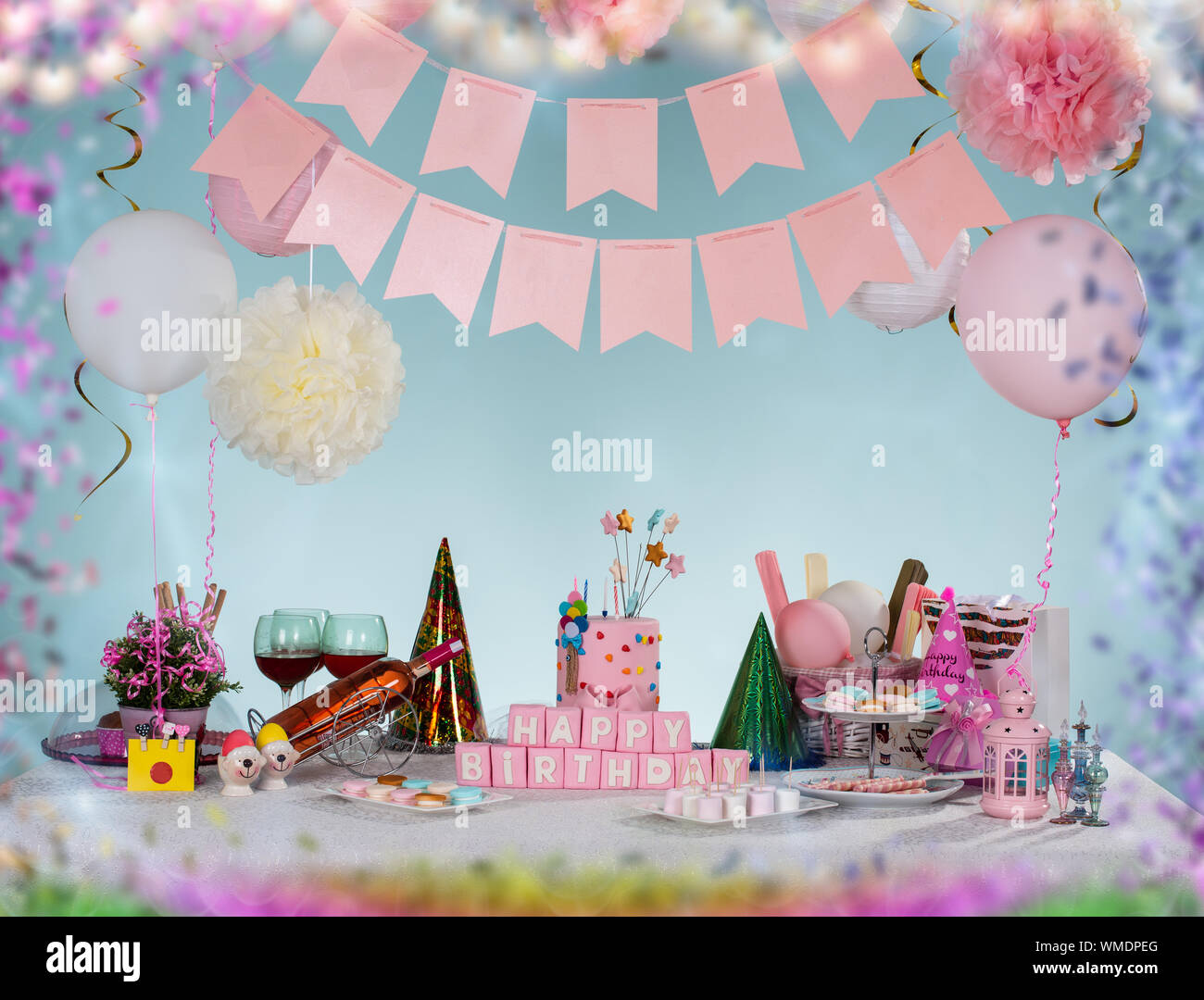 Tabella di compleanno. Compleanno decorazioni decorativi con torta, tortine e bevande Foto Stock
