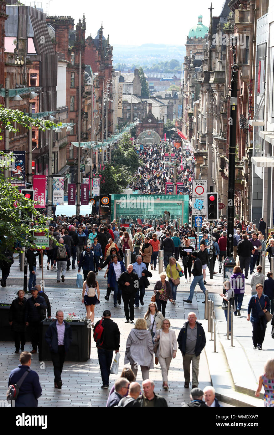 Gli amanti dello shopping a Buchanan Street, Glasgow, Scotland, Regno Unito. Il centro commerciale noto come lo stile di miglio Foto Stock