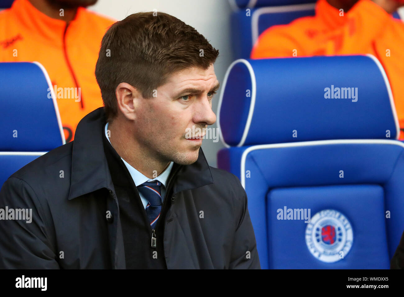 Steven Gerrard, football manager di Glasgow Rangers, seduta in scavato a Ibrox allo stadio di calcio durante una partita di Glasgow, Scozia, Foto Stock