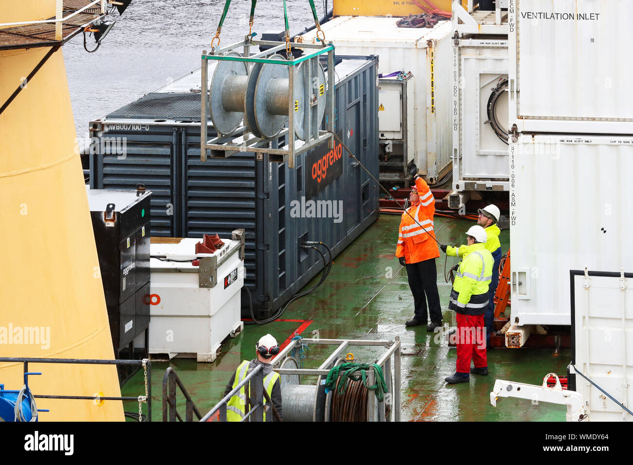 I lavoratori del cantiere attrezzature di carico sul ponte di SD Nord del Fiume mentre la nave è ormeggiata al King George V dock, Glasgow, Scotland, Regno Unito Foto Stock
