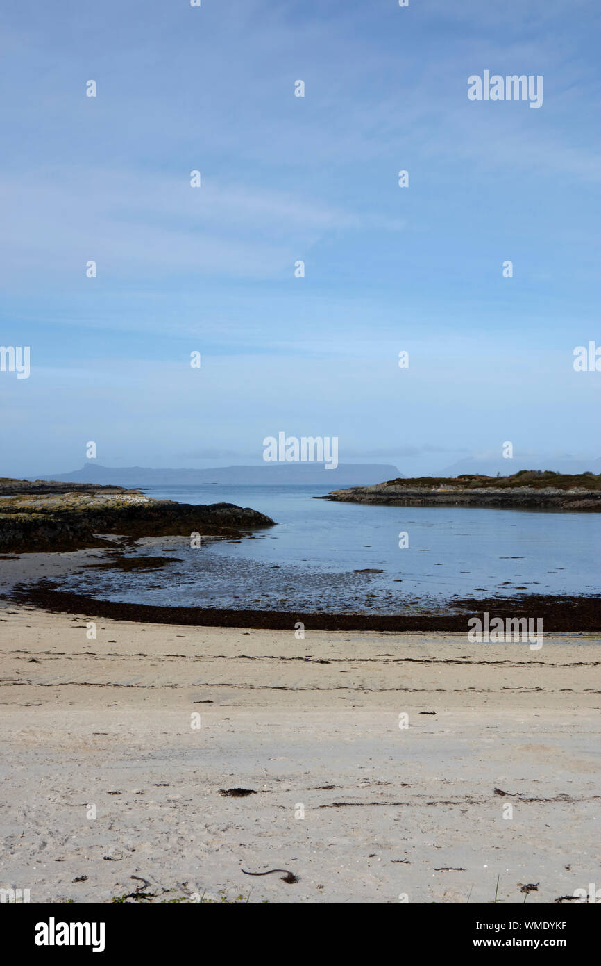 Guardando fuori dalla spiaggia Traigh, vicino Morar, all'Isola di Eigg, piccole isole, Scotland, Regno Unito Foto Stock