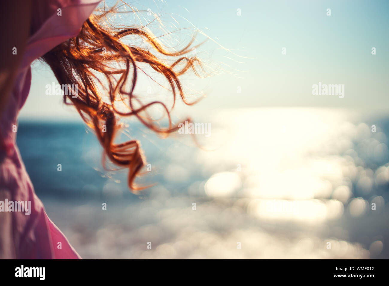 Bambina, kid giocando sulla spiaggia con il vento tra i capelli. Foto Stock